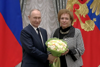 Президент РФ В.В. Путин вручил президенту ФПА РФ С. И. Володиной государственную награду
